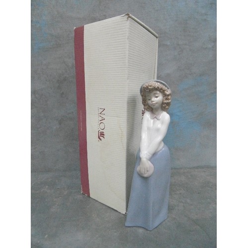 199B - A LLADRO NAO PORCELAIN FIGURE 