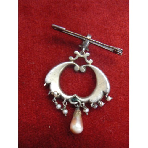 23B - AN EDWARDIAN ART NOUVEAU STYLE DROP BROOCH ON BAR WITH GREEN STONES AND SIMULATED PEARL DROPS