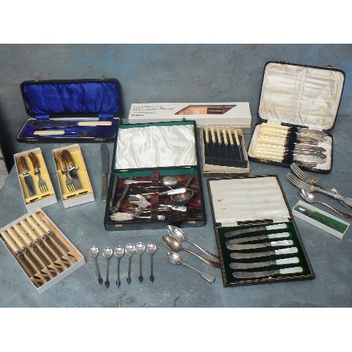 87 - BOXED SETS AND MISCELLANEOUS VINTAGE CUTLERY. INCLUDES SET OF TEA KNIVES WITH MOP HANDLES, FISH SERV... 