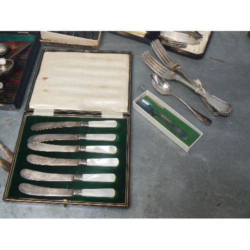 87 - BOXED SETS AND MISCELLANEOUS VINTAGE CUTLERY. INCLUDES SET OF TEA KNIVES WITH MOP HANDLES, FISH SERV... 