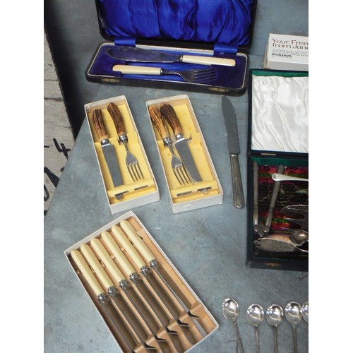 87 - BOXED SETS AND MISCELLANEOUS VINTAGE CUTLERY. INCLUDES SET OF TEA KNIVES WITH MOP HANDLES, FISH SERV... 