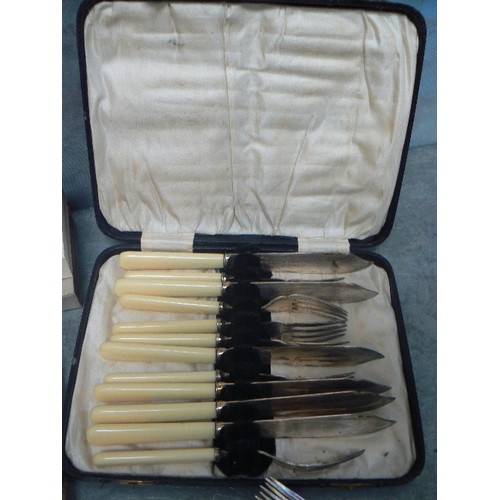 87 - BOXED SETS AND MISCELLANEOUS VINTAGE CUTLERY. INCLUDES SET OF TEA KNIVES WITH MOP HANDLES, FISH SERV... 