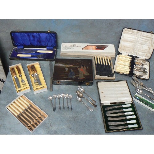 87 - BOXED SETS AND MISCELLANEOUS VINTAGE CUTLERY. INCLUDES SET OF TEA KNIVES WITH MOP HANDLES, FISH SERV... 