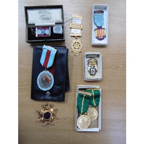 138D - A BOX OF MASONIC JEWELS INCLUDING 