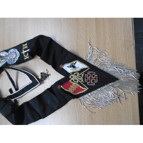 138F - A MASONIC ROSE CROIX 30TH DEGREE SASH AND A ROSE CROIX COLLARETTE JEWEL