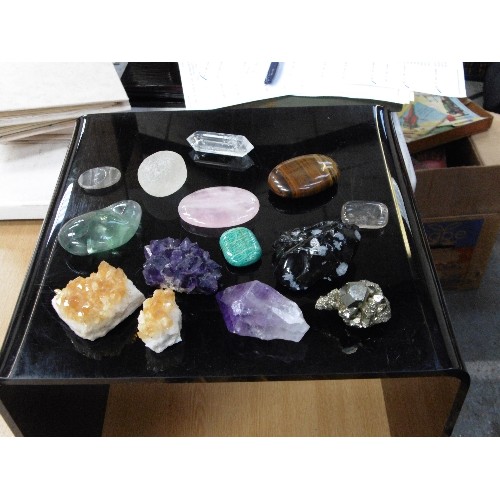 145 - OCTAGONAL BOX WITH CONTENTS OF CRYSTALS & ROCKS, NATURAL AND POLISHED. INCLUDES ROSE QUARTZ, AMETHYS... 