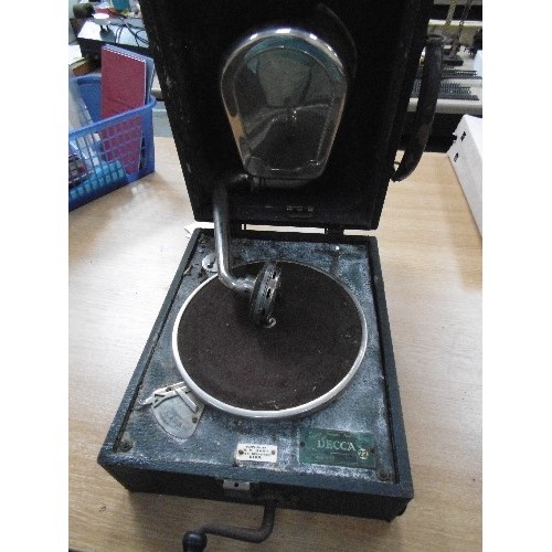 231A - A VINTAGE DECCA WIND UP PORTABLE GRAMOPHONE. WINDING MECHANISM WORKING