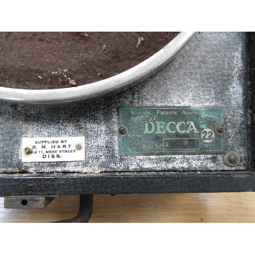 231A - A VINTAGE DECCA WIND UP PORTABLE GRAMOPHONE. WINDING MECHANISM WORKING