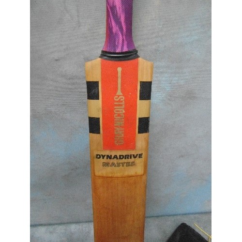 341 - A GOOD QUALITY CRICKET BAT BY GRAY-NICOLLS - THE DYNADRIVE MASTER - RETAILED BY HOBBS CAMBRIDGE, WIT... 