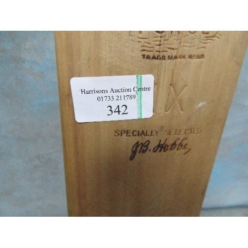 341 - A GOOD QUALITY CRICKET BAT BY GRAY-NICOLLS - THE DYNADRIVE MASTER - RETAILED BY HOBBS CAMBRIDGE, WIT... 