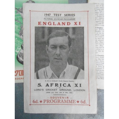 343 - VINTAGE CRICKETING EPHEMERA INCLUDING A 1947 TEST SERIES SOUVENIR PROGRAMME, ENGLAND XI VS S AFRICA ... 