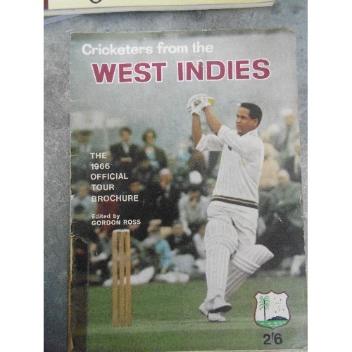 343 - VINTAGE CRICKETING EPHEMERA INCLUDING A 1947 TEST SERIES SOUVENIR PROGRAMME, ENGLAND XI VS S AFRICA ... 