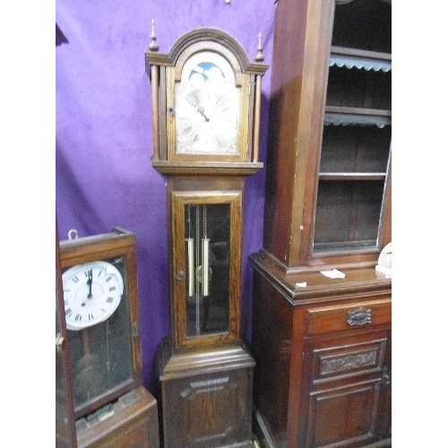 353 - A 20TH CENTURY OAK CASED LONGCASE OR GRANDFATHER CLOCK, THE BRASS FACE MARKED 