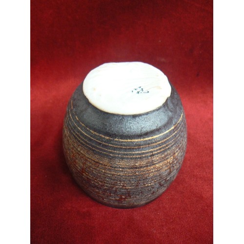 200C - A BEAUTIFUL CONTEMPORARY HANDMADE PORCELAIN VASE WITH TEXTURED FINISH AND SPIRAL GILDING - MARKS TO ... 