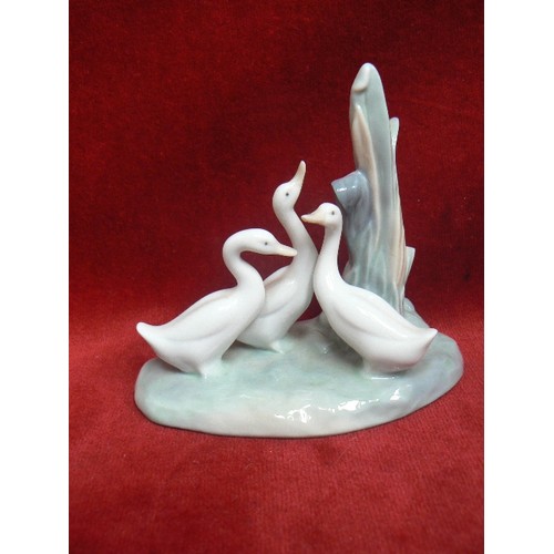 199J - LLADRO NAO PORCELAIN THREE GEESE ORNAMENT - 12CM X 12CM