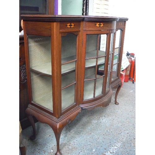 392A - A MOST ATTRACTIVE EDWARDIAN TO 1920'S MAHOGANY DISPLAY CABINET WITH BOW FRONTED CENTRAL SECTION, CHE... 