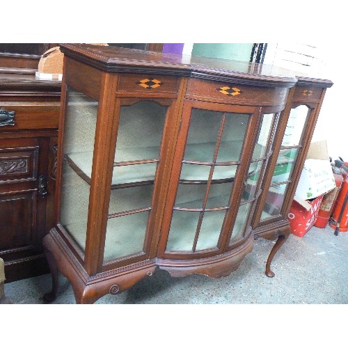 392A - A MOST ATTRACTIVE EDWARDIAN TO 1920'S MAHOGANY DISPLAY CABINET WITH BOW FRONTED CENTRAL SECTION, CHE... 