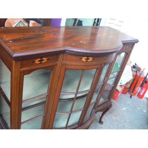 392A - A MOST ATTRACTIVE EDWARDIAN TO 1920'S MAHOGANY DISPLAY CABINET WITH BOW FRONTED CENTRAL SECTION, CHE... 