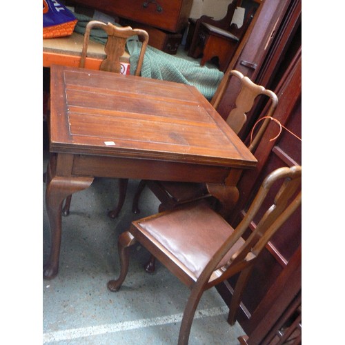 390 - 1920'S QUEEN ANNE STYLE MAHOGANY DRAW LEAF DINING TABLE AND THREE MATCHING DINING CHAIRS