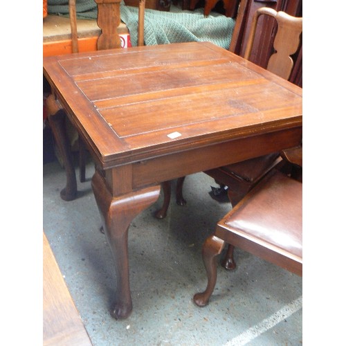 390 - 1920'S QUEEN ANNE STYLE MAHOGANY DRAW LEAF DINING TABLE AND THREE MATCHING DINING CHAIRS