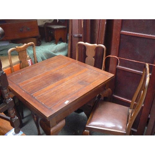 390 - 1920'S QUEEN ANNE STYLE MAHOGANY DRAW LEAF DINING TABLE AND THREE MATCHING DINING CHAIRS