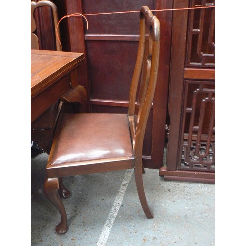 390 - 1920'S QUEEN ANNE STYLE MAHOGANY DRAW LEAF DINING TABLE AND THREE MATCHING DINING CHAIRS