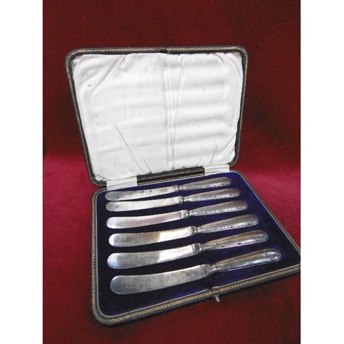 82 - SET OF SIX SILVER HANDLED TEA KNIVES HALLMARKED SHEFFIELD 1916, WITH ORIGINAL FITTED BOX