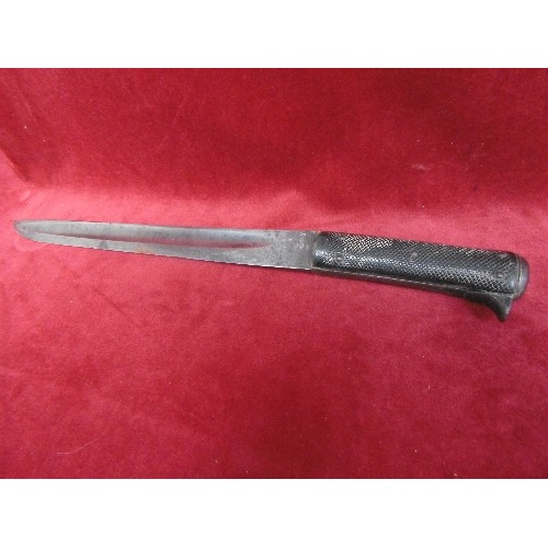 444 - AN ANTIQUE ENFIELD BAYONET WITHOUT A GUARD. WITH MULTIPLE INSPECTION MARKS ON THE BLADE. BLADE LENGT... 