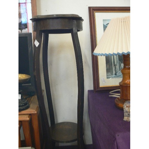 148 - DARK WOOD PLANT STAND ON ELEGANT CURVED LEGS.