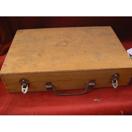 219 - WOODEN CASE CONTAINING SMALL METAL WOODWORK TOOLS.