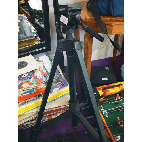 248 - IQ VIDEO TRIPOD. 230V. WITH SPIRIT LEVEL LEVELLER.