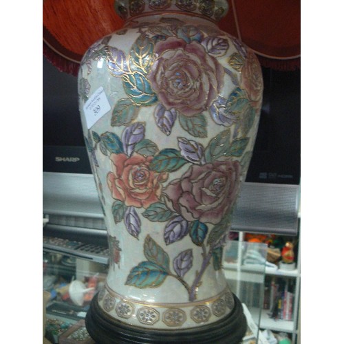 309 - ATTRACTIVE TABLE LAMP WITH FLORAL ENAMELLED BASE AND ANTIQUE ROSE SHADE.