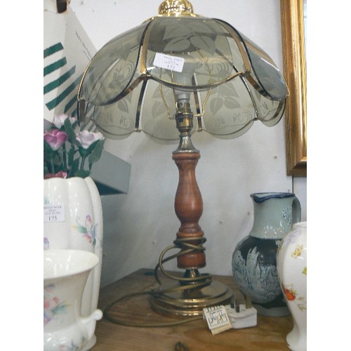 172 - WOOD & BRASS LAMP BASE, WITH SMOKED ETCHED GLASS TIFFANY SHAPED SHADE.