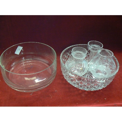 320 - 2 GLASS TRIFLE BOWLS AND 3 SMALL VASES.