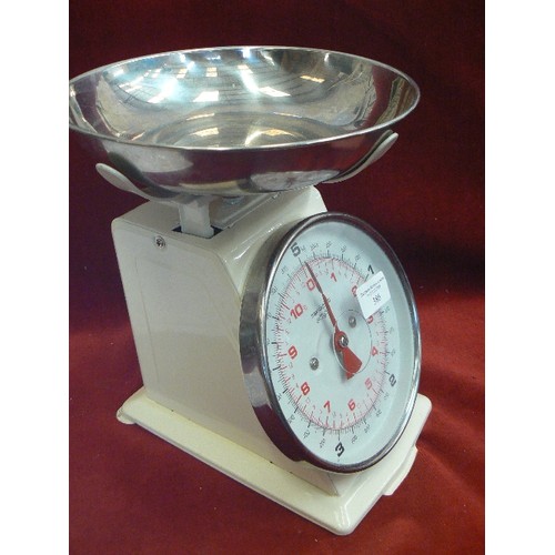 386 - CREAM ENAMEL KITCHEN SCALES. BOTH IMPERIAL AND METRIC MEASURES.