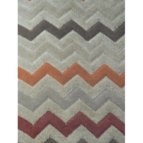 377 - RUG WITH ZIG-ZAG DESIGN. BEIGE, TERRACOTTA, OLIVE, BURGUNDY