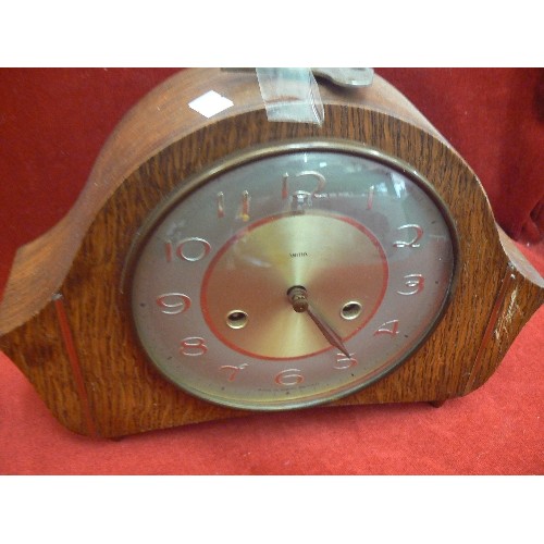 392 - 2 X VINTAGE SMITHS CLOCKS. A SMALL 'SMITH-SECTRIC' BAKELITE CASED CLOCK, AND A MANTLE CLOCK WITH KEY... 