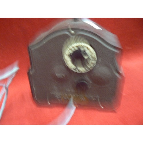 392 - 2 X VINTAGE SMITHS CLOCKS. A SMALL 'SMITH-SECTRIC' BAKELITE CASED CLOCK, AND A MANTLE CLOCK WITH KEY... 