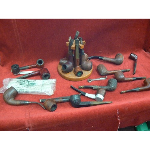 402 - 18 X VINTAGE TOBACCO PIPES, 6 OF WHICH ARE ON A CAROUSEL STAND. ALSO PACK OF PIPE CLEANERS.