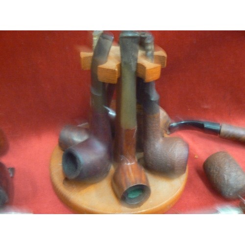 402 - 18 X VINTAGE TOBACCO PIPES, 6 OF WHICH ARE ON A CAROUSEL STAND. ALSO PACK OF PIPE CLEANERS.