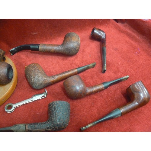 402 - 18 X VINTAGE TOBACCO PIPES, 6 OF WHICH ARE ON A CAROUSEL STAND. ALSO PACK OF PIPE CLEANERS.