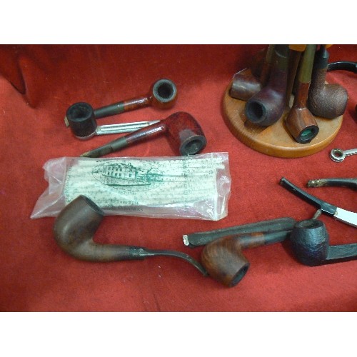 402 - 18 X VINTAGE TOBACCO PIPES, 6 OF WHICH ARE ON A CAROUSEL STAND. ALSO PACK OF PIPE CLEANERS.