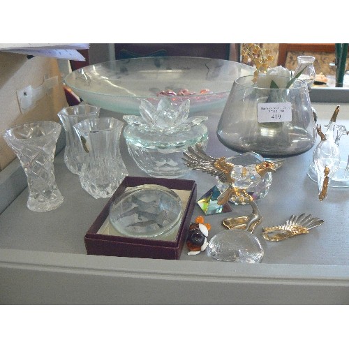 419 - DECORATIVE CRYSTAL & GLASS ITEMS.