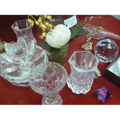 419 - DECORATIVE CRYSTAL & GLASS ITEMS.