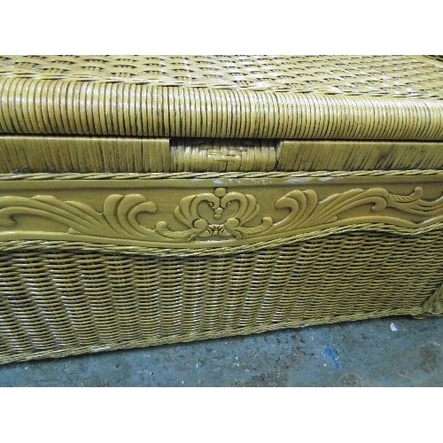 481 - RATTAN BENCH SEAT WITH LARGE LIDDED STORAGE SPACE UNDER HINGED LID. CONTAINS BEDDING AND HOUSEHOLD L... 