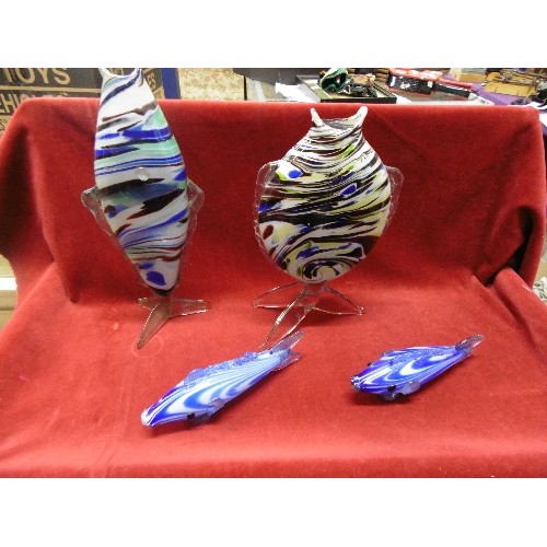 1 - 2 LARGE MURANO GLASS STANDING FISH IN VIBRANT COLOURS (36CM AND 33CM) AND A PAIR OF BLUE GLASS FISH