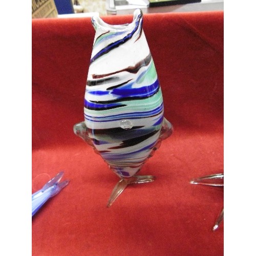 1 - 2 LARGE MURANO GLASS STANDING FISH IN VIBRANT COLOURS (36CM AND 33CM) AND A PAIR OF BLUE GLASS FISH