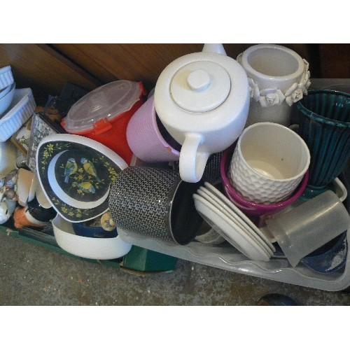 647 - 2 BOXES OF MIXED KITCHENALIA/HOUSEHOLD/ ORNAMENTS ETC.