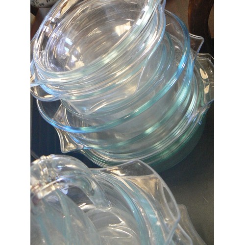 652 - GLASS PYREX BOWLS AND CASSEROLES.