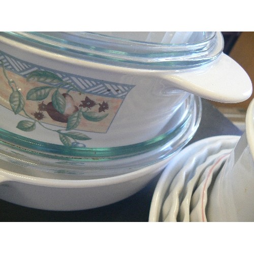 654 - 6 X CASSEROLE DISHES WITH LIDS, AND 4 X GRADUATED FLAN/QUICHE DISHES.